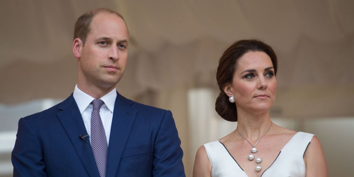 Katalin hercegné Vilmos herceg mellett áll