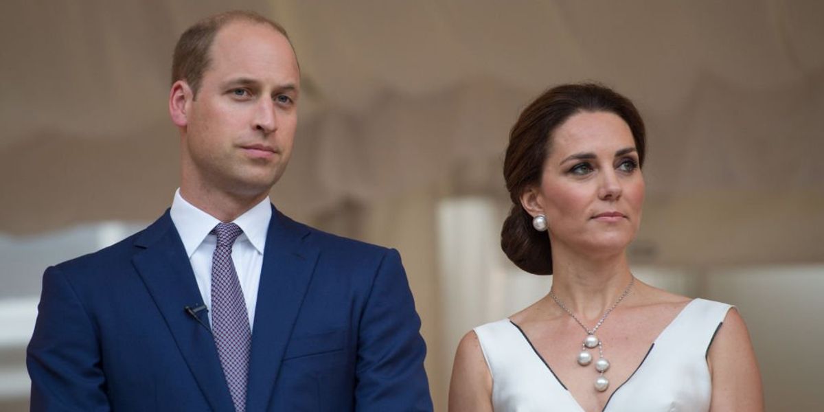 Katalin hercegné Vilmos herceg mellett áll