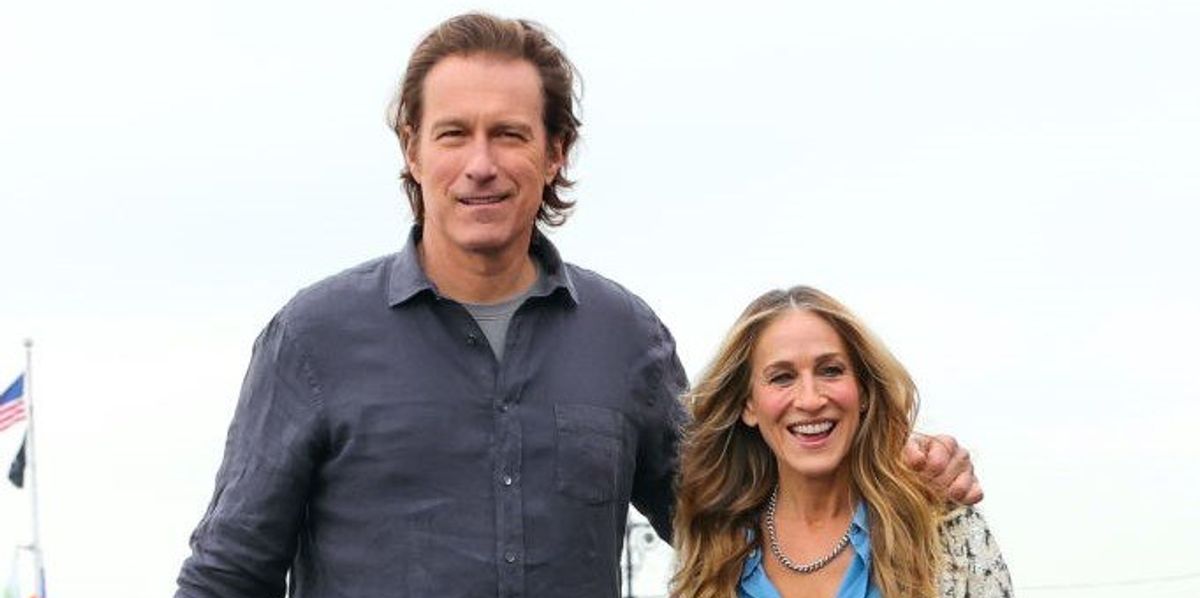 John Corbett és Sarah Jessica Parker az És egyszer csak... című sorozat forgatásán 2023. február 21-én New Yorkban