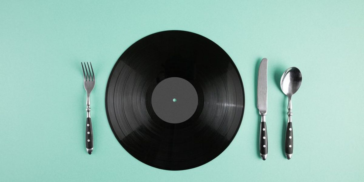 Bakelitlemez mint tányér, körülötte evőeszközök - zenei ízlés koncepció