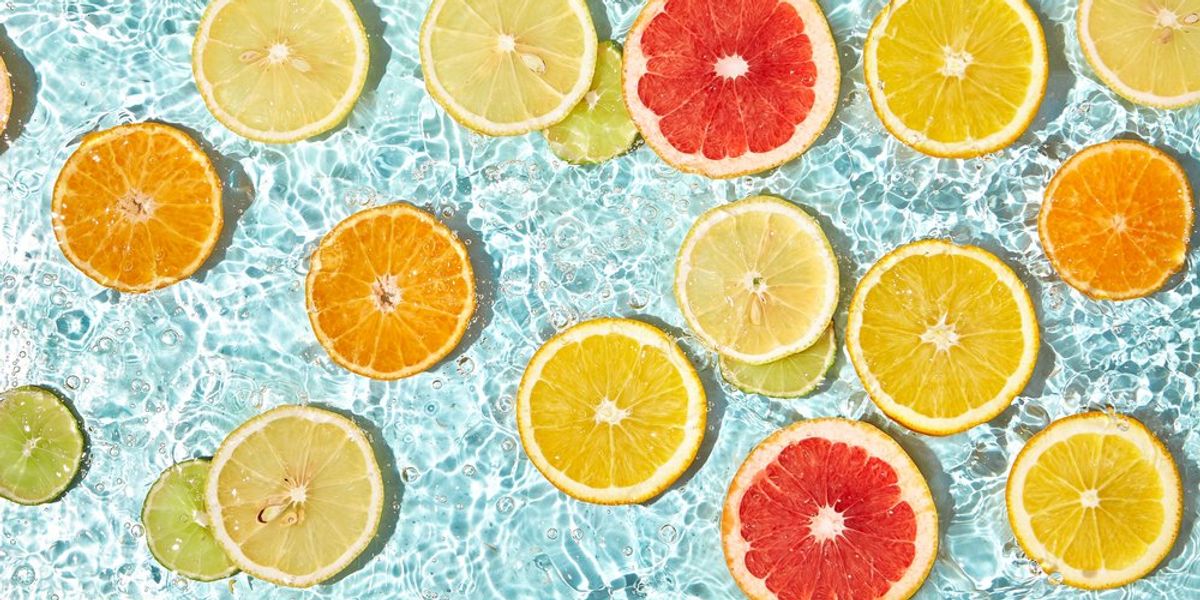 Narancs, citrom és grapefruit szeletek vízben
