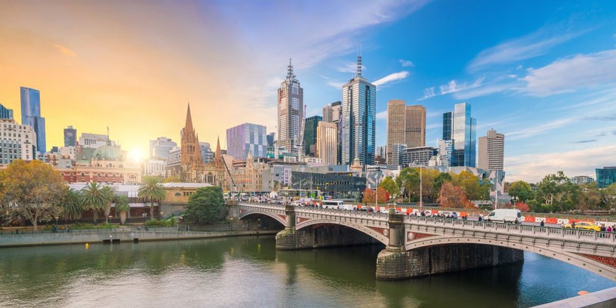 Panoráma kilátás Melbourne városképére szürkületben Ausztráliában