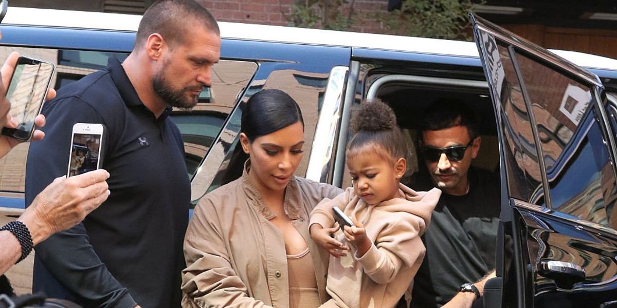Kim Kardashian és kislánya testőri felügyelet mellett