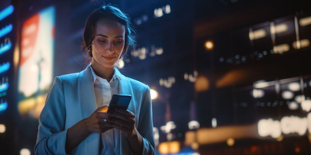 Mobiltelefonozó nő az utcán