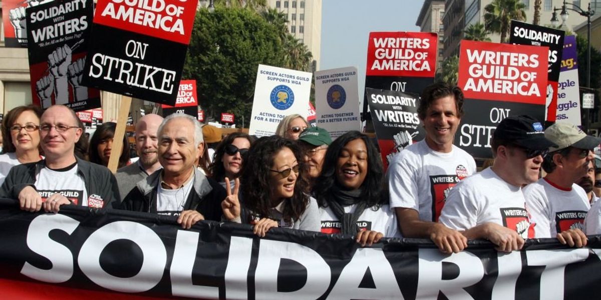 Írók vonulnak a Hollywood Boulevardon az Amerikai Írók Céhe sztrájkjának támogatására 2007. november 20-án Hollywoodban