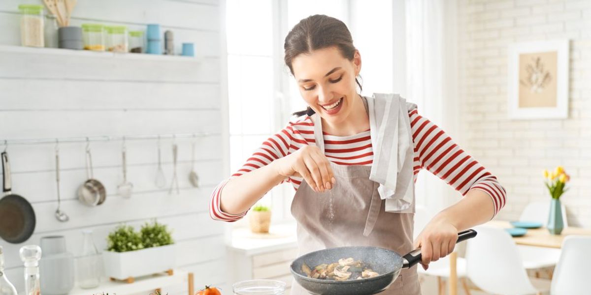 egy nő a konyhában süt, főz
