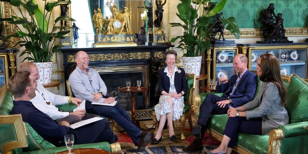 Anna hercegnő, Vilmos herceg és Katalin hercegné beszélghetnek a sportról