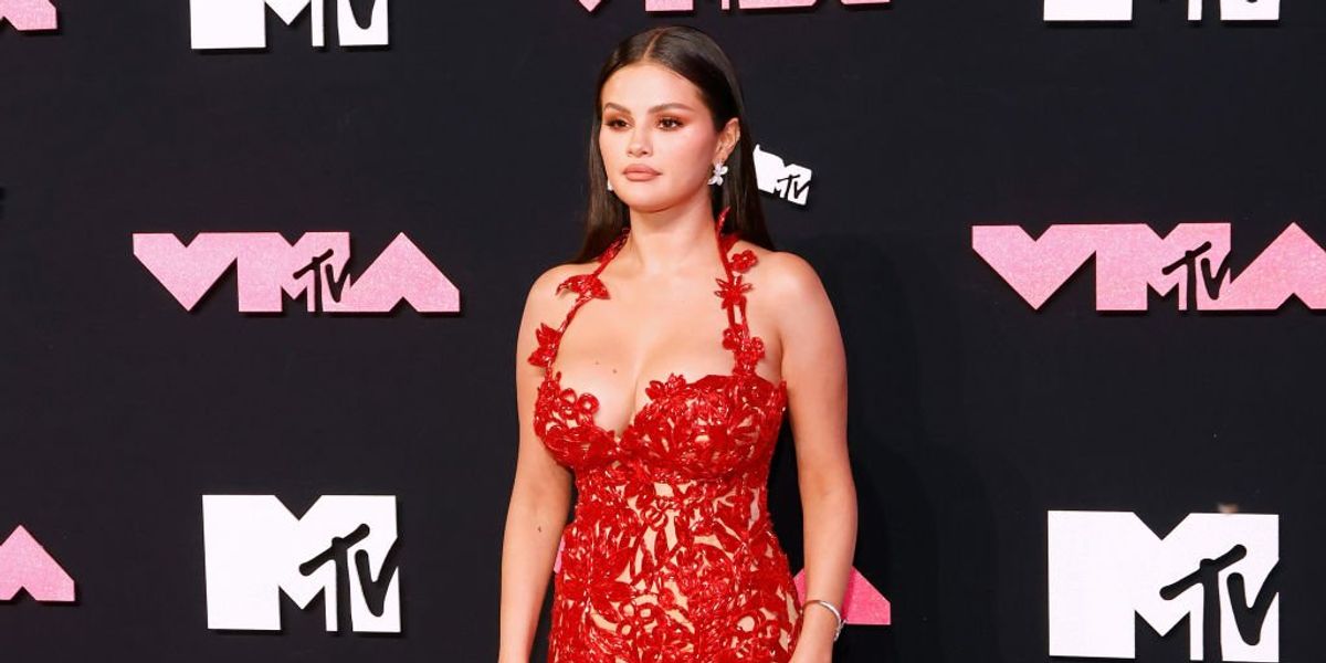 Selena Gomez vörös ruhában a 2023-as VMA-n