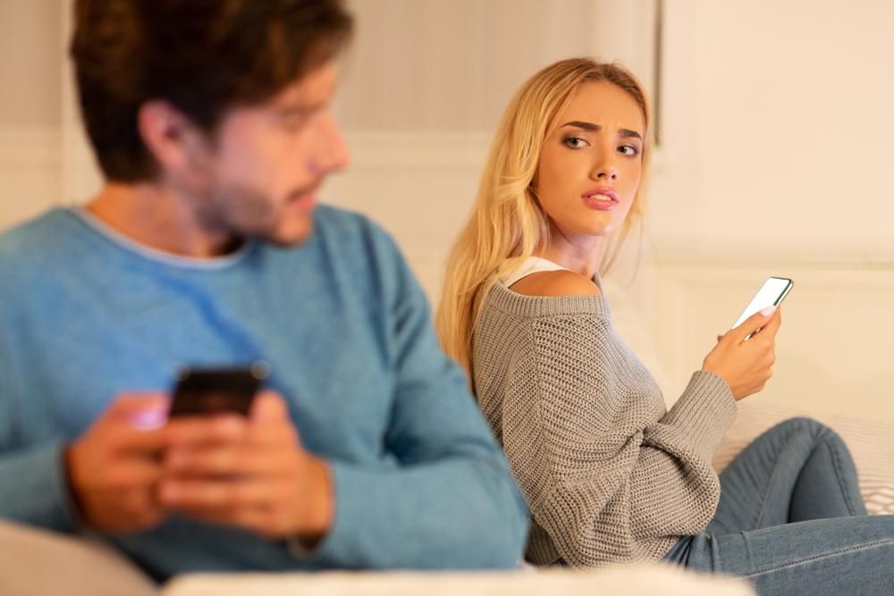 Párkapcsolatban élő felek telefonoznak és gyanúsan néznek egymásra