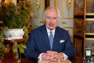 III. Károly király a windsori kastély fehér szalonjában 2024 februárjában