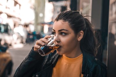 egy lány kólát iszik pohárból