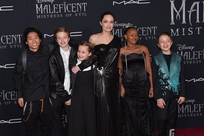 Angelina Jolie és gyerekei, balról a második Shiloh pitt