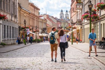 Litvánában sétálgató fiatal pár
