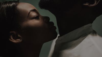 fekete nő szagolja egy férfi nyakát