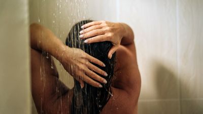 mossa a haját egy nő a zuhany alatt