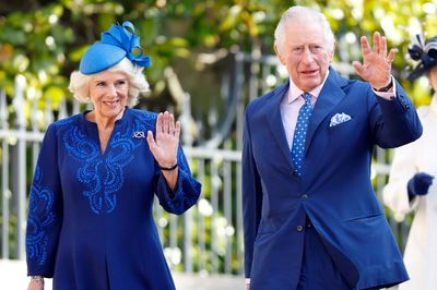 Kamilla királyné és Károly király kék ruhában integetnek