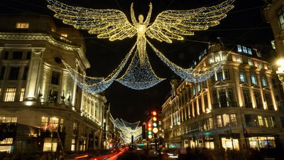 karácsonyi fények London egyik utcáján