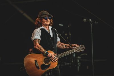 Johnny Depp gitározik a színpadon
