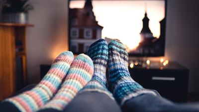 Két ember meleg zokniban filmet néz