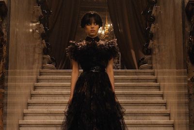 Jenna Ortega a Wednesday sorozatának egyik ikonikus jelenete, mikor a lépcsőn besétál fekete ruhában