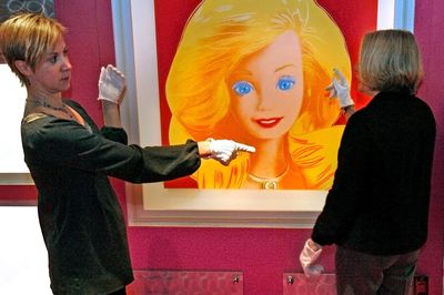 Christy O'Grady és Joan Skroko egyeztetnek Andy Warhol Barbie képe kapcsán a Children's Museumban Indianapolisban 2009-ben
