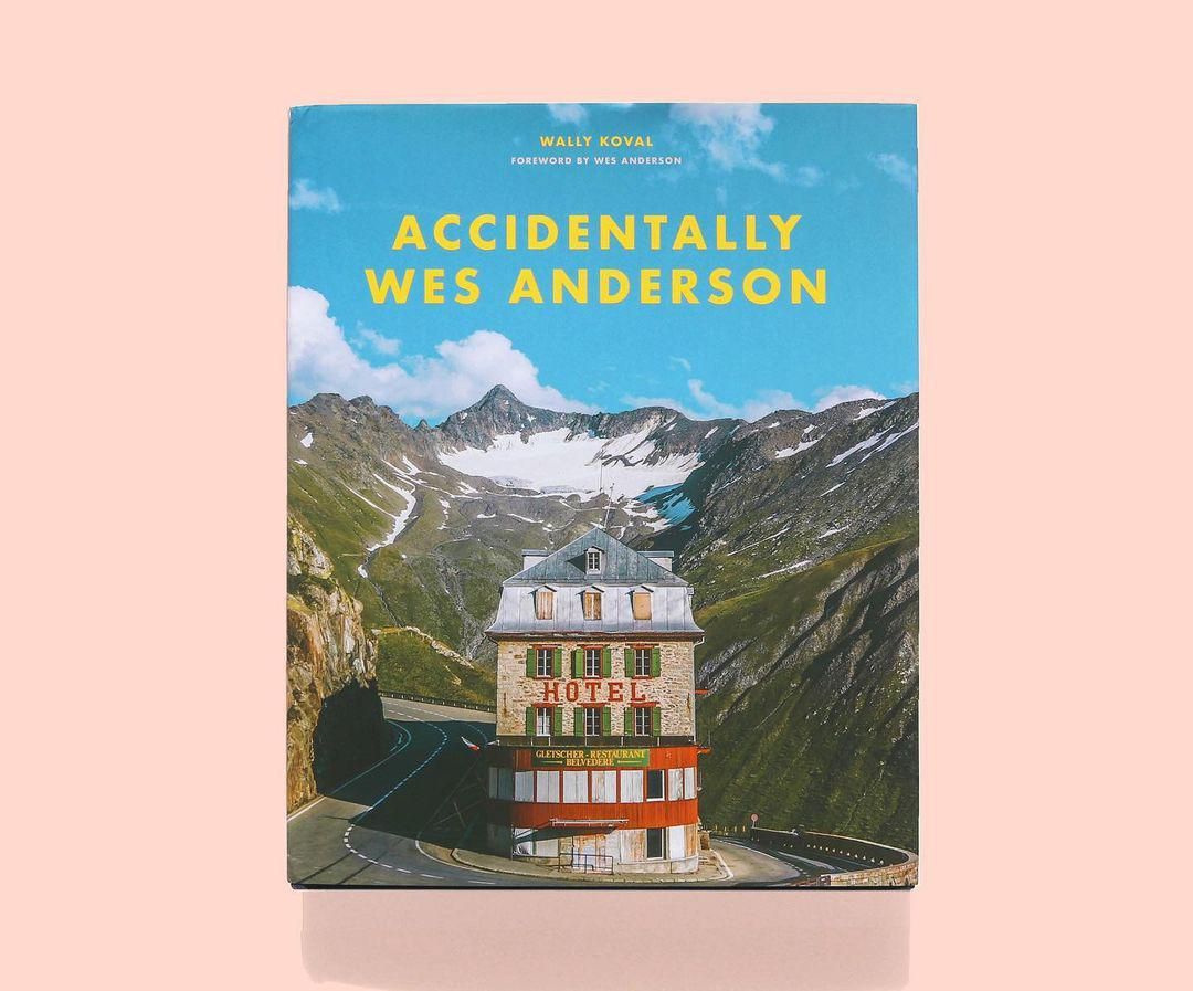Az Accidentally Wes Anderson című könyv borítója, mely a rendező filmjei látványvilágát idézi meg a könyvben található fotókkal egyetemben