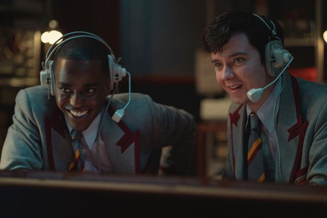 Ncuti Gatwa és Asa Butterfield a Szexoktatás című Netflix-sorozatban