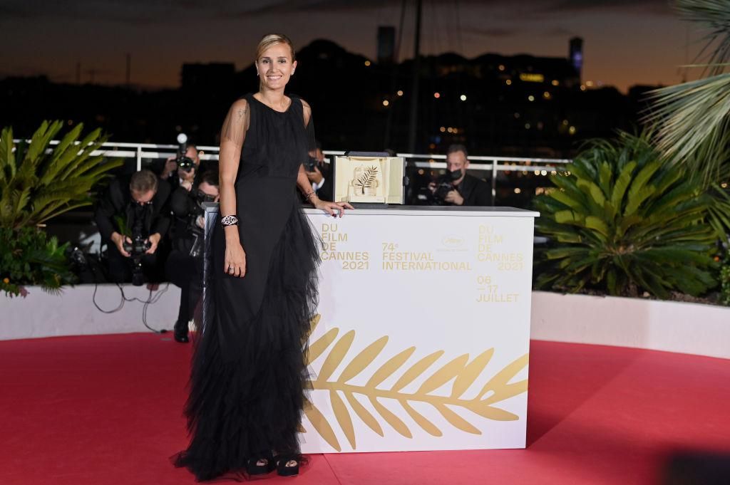 Julia Ducournau, a Titane című film rendezője a Cannes-i Filmfesztiválon 2021-ben, a legjobb filmért járó Arany Pálma-díjjal