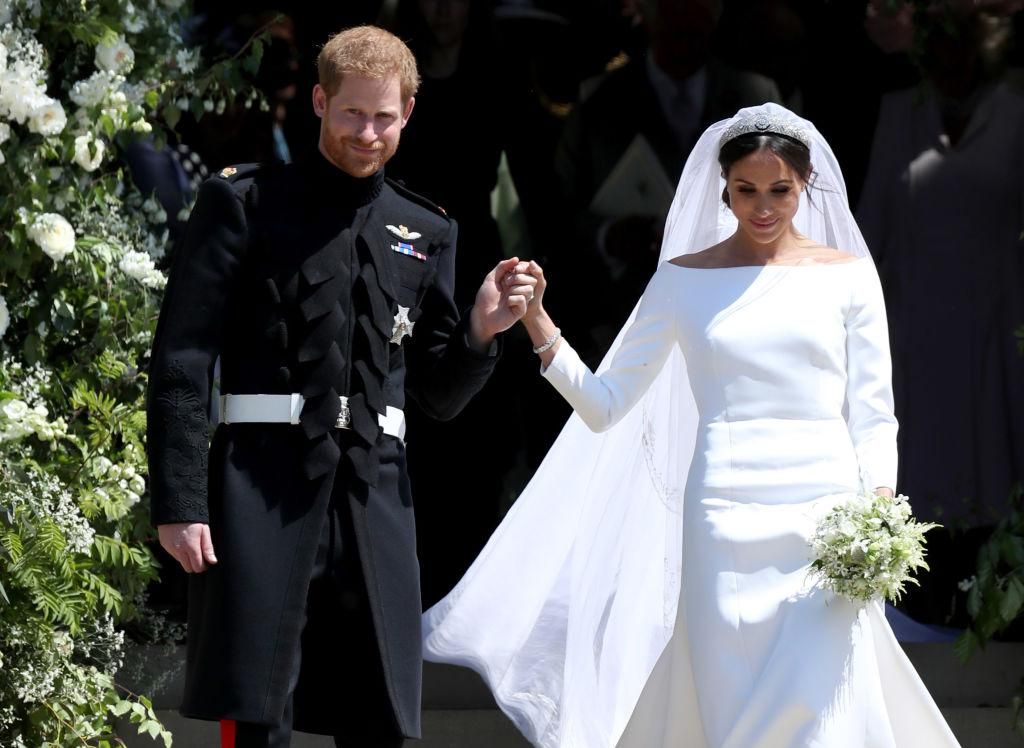Harry herceg és Meghan Markle 2018. május 19-én, az angliai Windsor-kastélyban található Szent György-kápolnában tartott esküvőjük után távoznak.