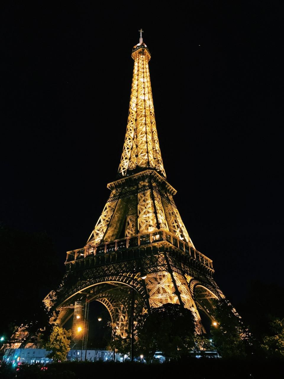 A párizsi Eiffel-torony éjszaka, kivilágítva