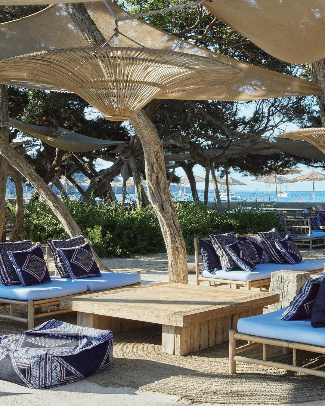 Megnyílt a Burberry luxusstrandja az ibizai Casa Jondal Beach Clubban