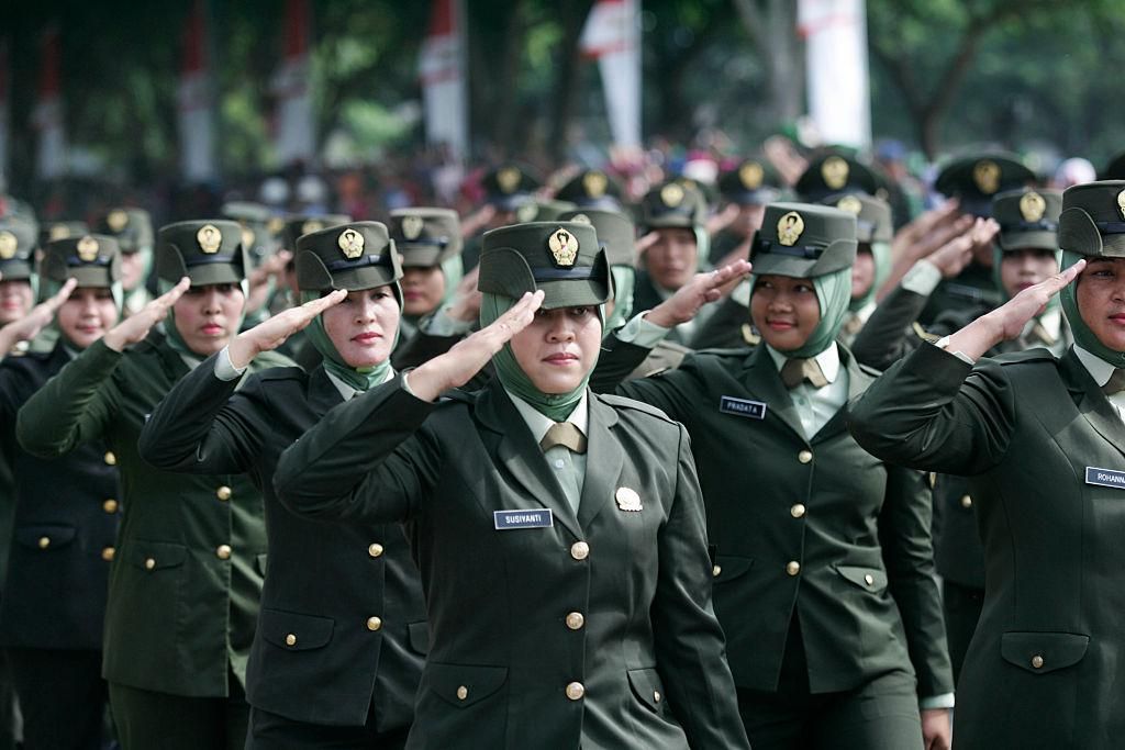 Az indonéz hadsereg nőtagjai felvonulnak az indonéz katonaság 70. évfordulójának ünnepségén 2015. október 5 -én Banda Acehben, Indonéziában.