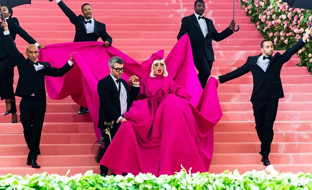Brandon Maxwell divattervező és Lada Gaga a 2019-es Met-gálán.