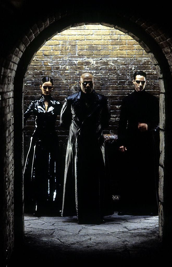 Carrie-Anne, Moss Laurence Fishburne és Keanu Reeves a 2003-as Mátrix – Újratöltve című filmben