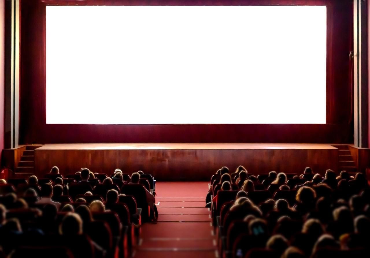 Nézőkkel teli mozi