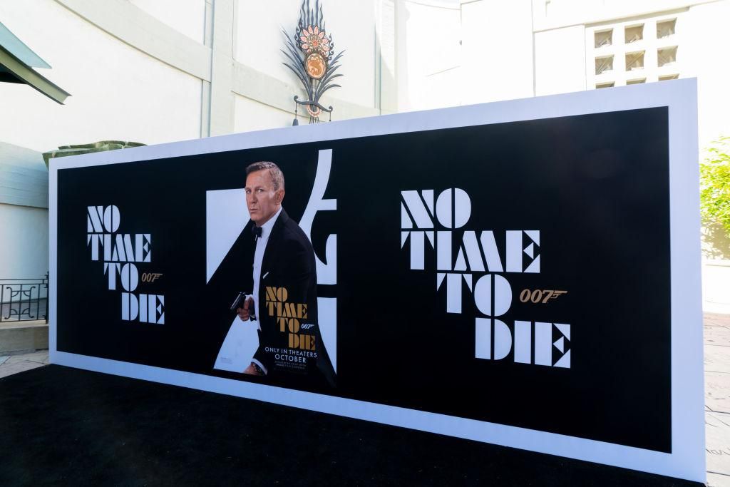 A Nincs idő meghalni című James Bond-film plakátja a TCL Kínai Színház oldalán Los Angelesben