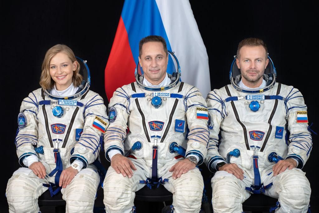 Julia Pereszild, Anton Skaplerov és Klim Sipenko fotózása, mielőtt a Szojuz MS-19 űrhajót a kazahsztáni Bajkonuri űr repülőtérről a Nemzetközi Űrállomásra elindítanák
