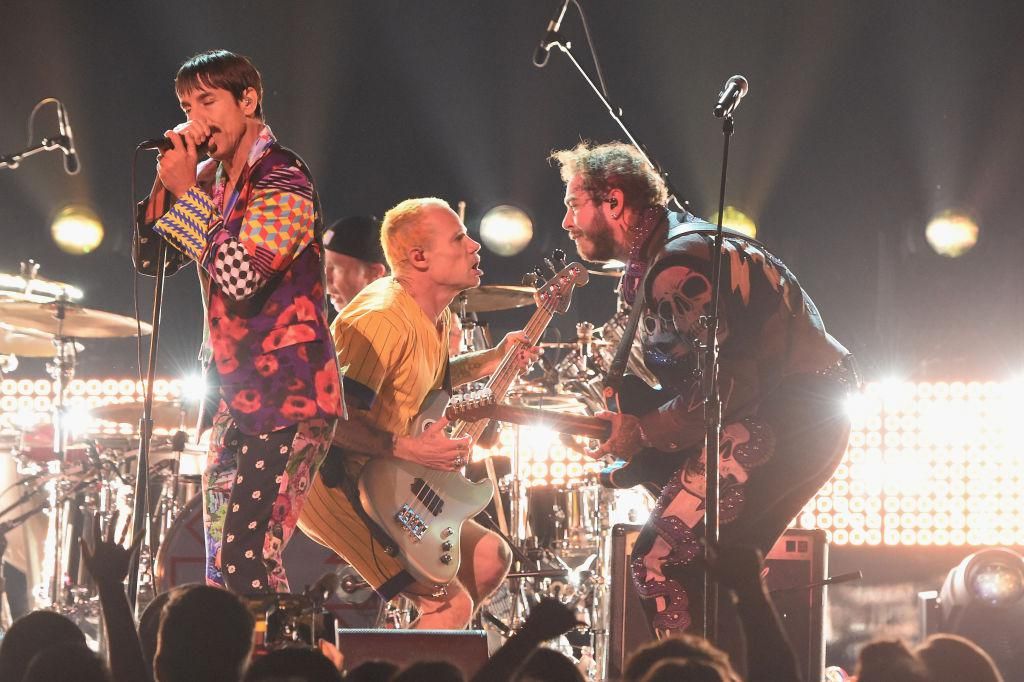 A Red Hot Chili Peppers tahjai, Flea és Anthony Kiedis és Post Malone a 2019-es Grammy-díjátadón
