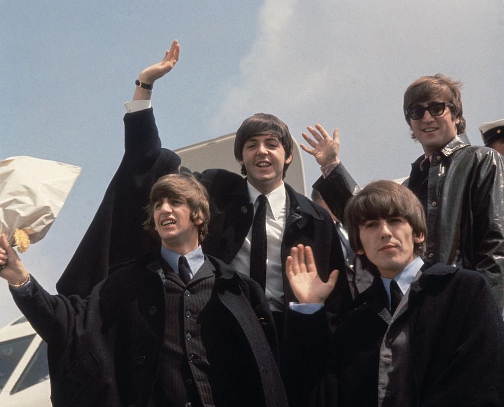  Ringo Starr, Paul McCartney, George Harrison és John Lennon Londonba érkeznek ausztráliai turnéjuk után 1964 július 2-án.
