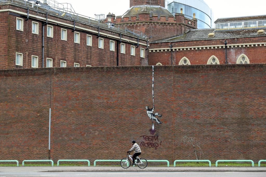 Banksy Create Escape című alkotása a readingi börtön falán