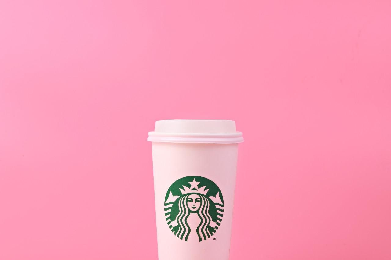 Starbucks logóval ellátott pohár