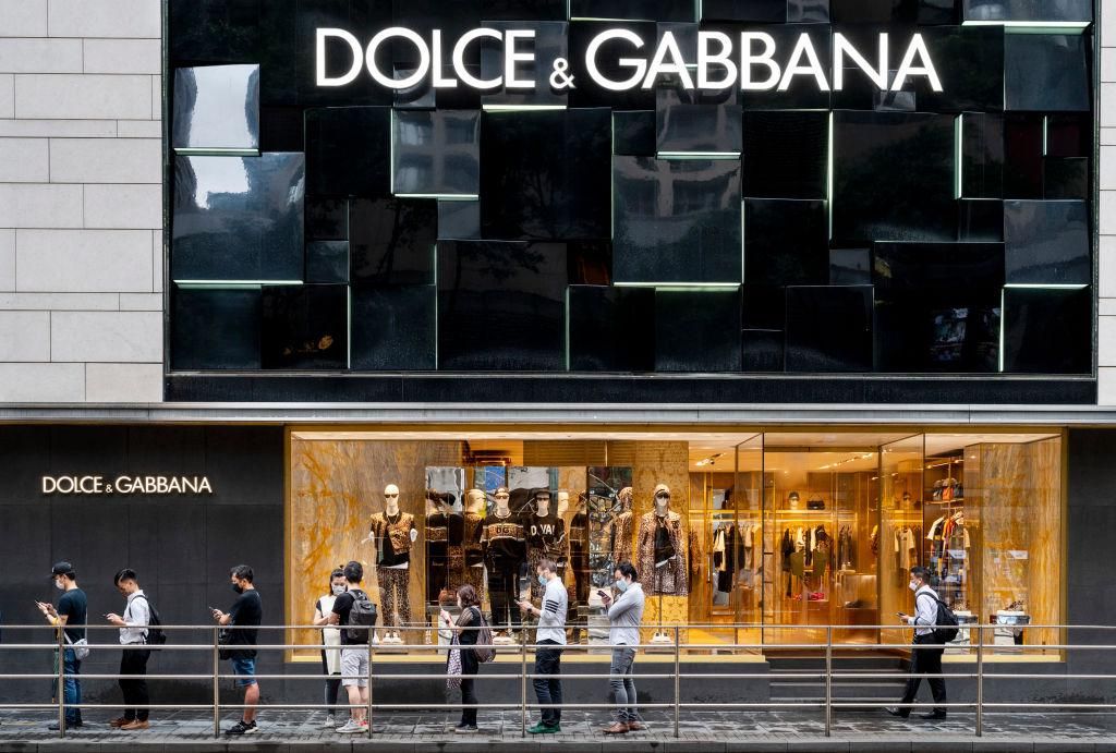 Vásárlók állnak sorba a Dolce & Gabbana hongkongi üzlete előtt 2021 augusztusában