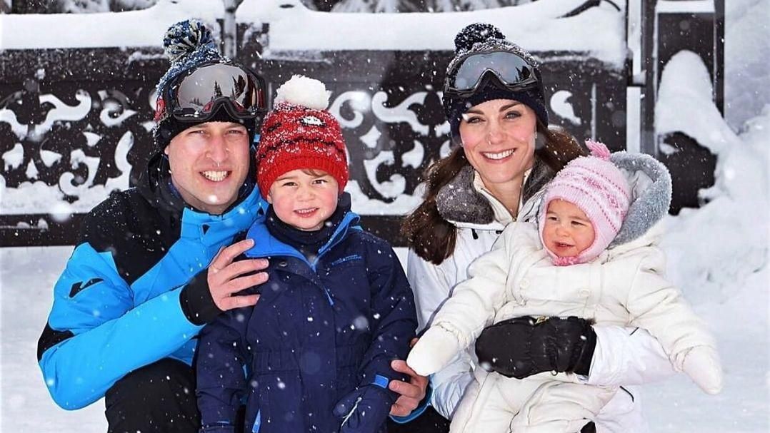 Kate Middleton és Vilmos herceg két gyermekükkel