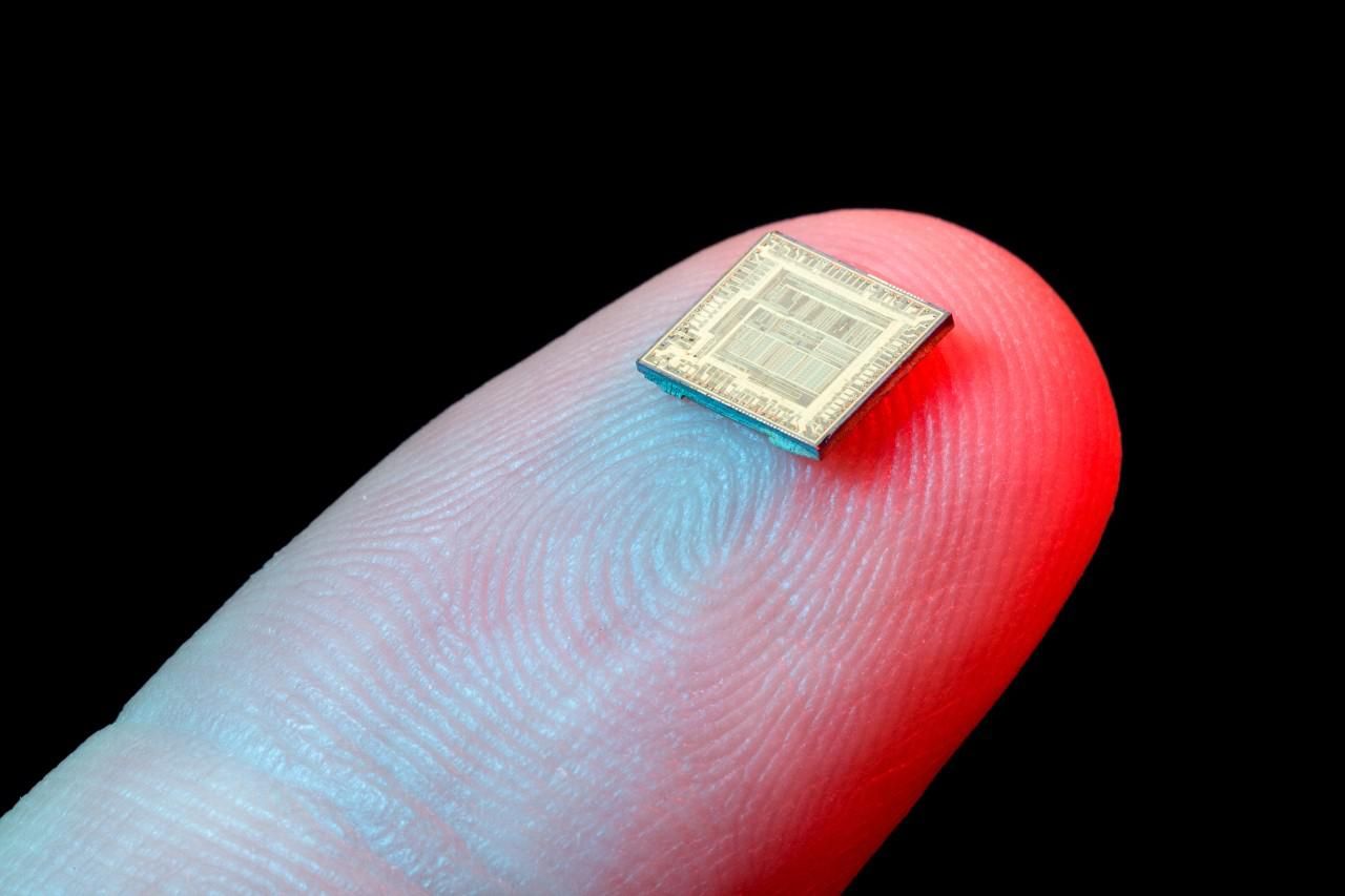 Mikrochipet tartó emberi ujj