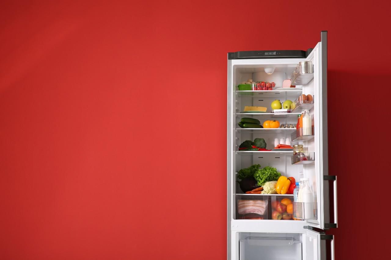 Nyitott hűtőszekrény tele ételekkel 