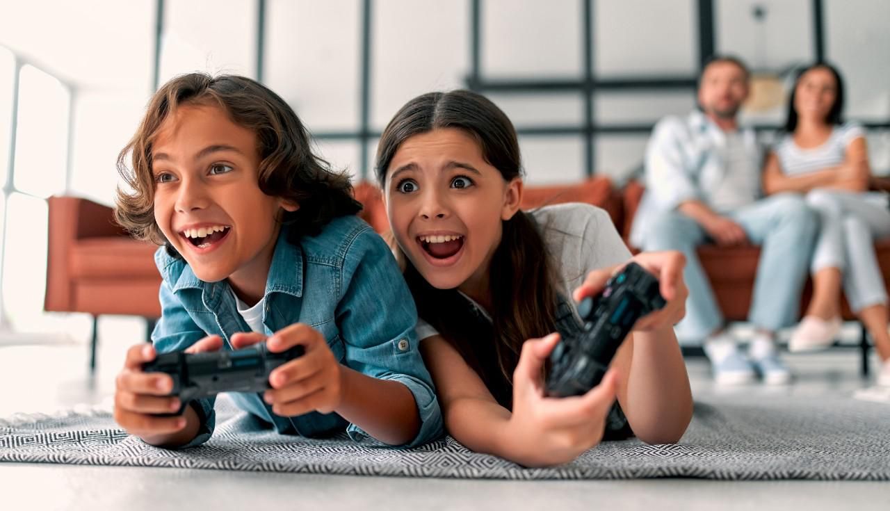 Gyerekek videojátékokat játszanak.