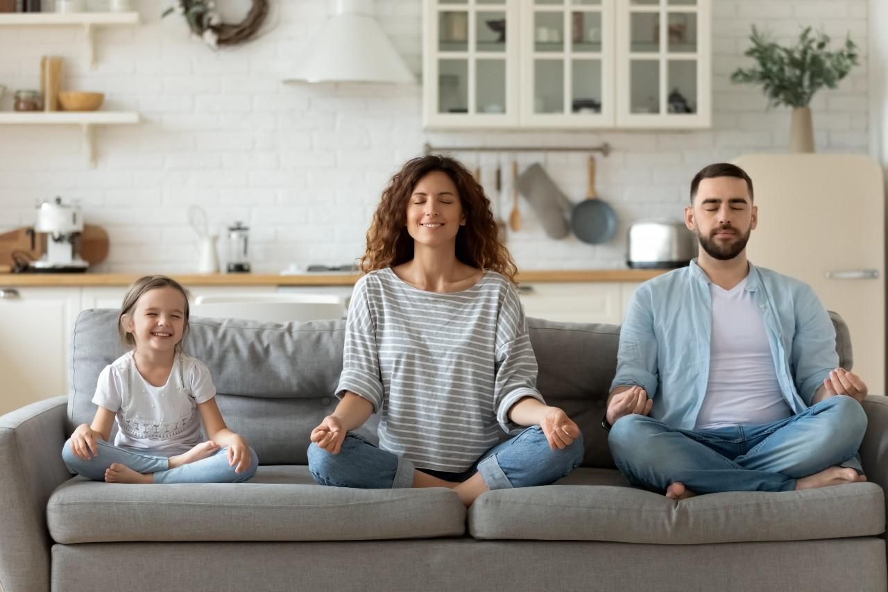 Fiatal család együtt meditál