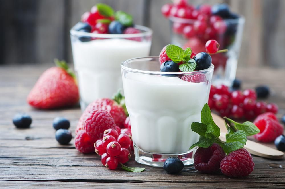 Joghurt bogyós gyümölcsök keverékével