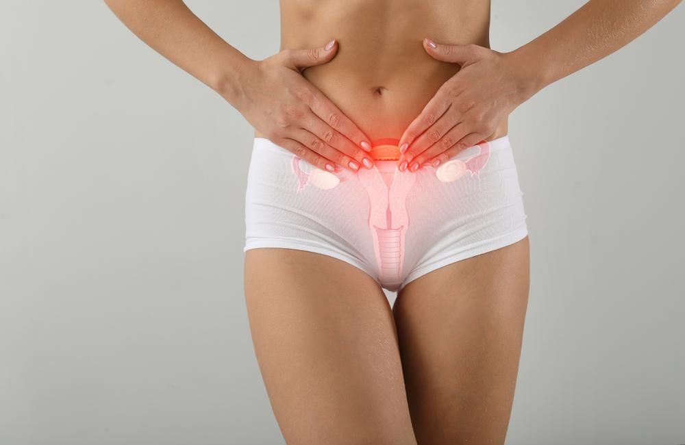 Fiatal nőnek fáj a hasa az endometriózistól