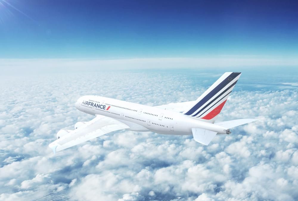 Az Air France Airbus A380-as kereskedelmi utasszállító repülőgépe repül magasan az égen, a felhők felett. 
